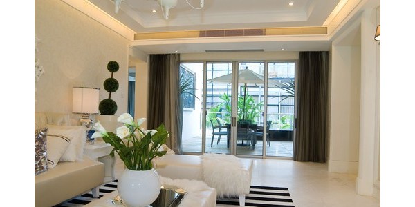 跳舞的時候，還得讓國富舅的弟弟看著她，人家不看，她在人家旁邊使勁跳